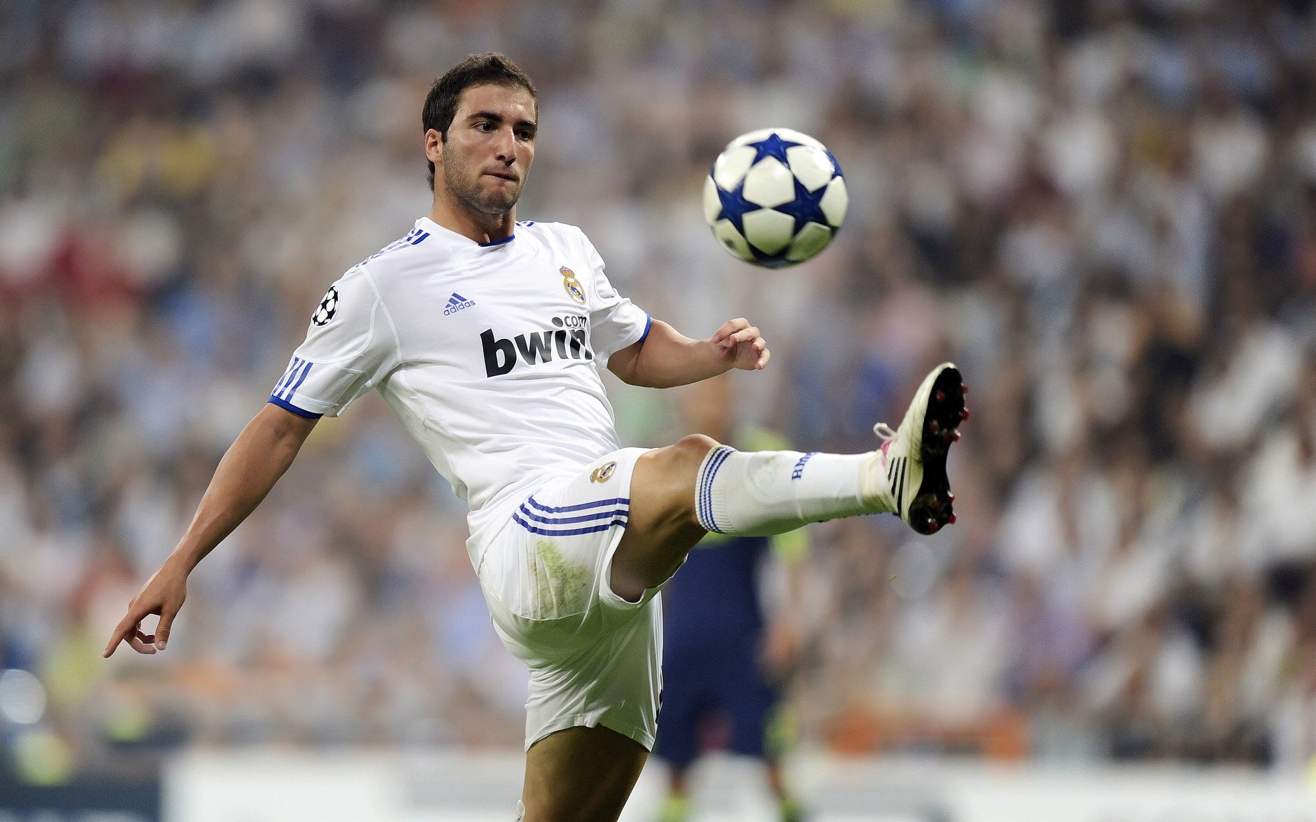 milan.com-《强阵容对决：极具看点的顶级战队对决》，阵容强大下一句是什么